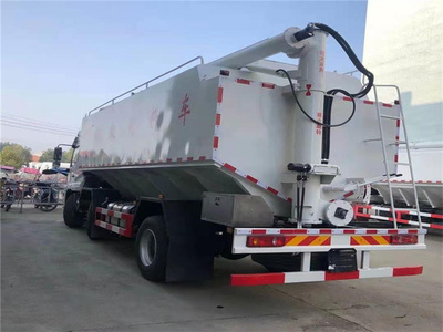36方東風暢行飼料車 現代化畜牧場與養禽場的高效轉運利器